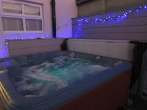 8 Guests Large cottage Hotub